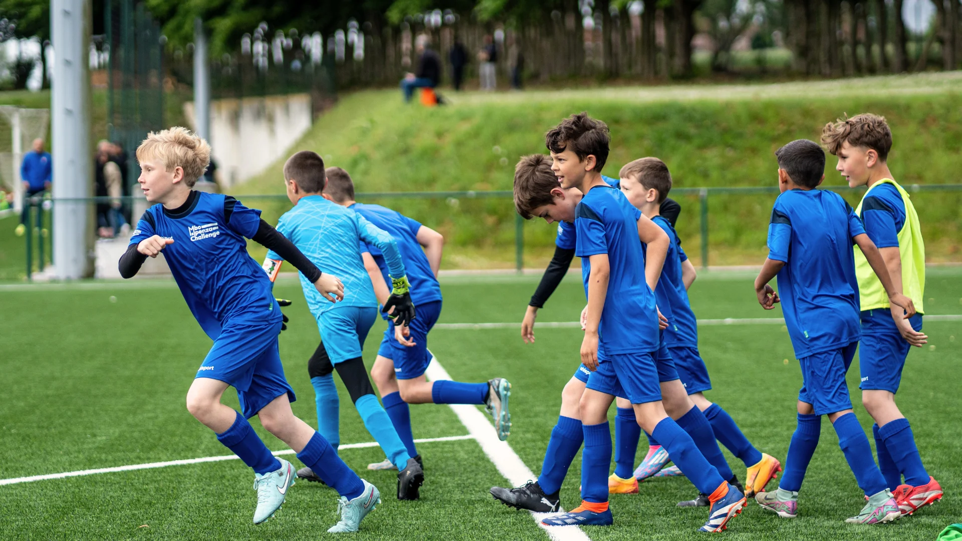 Les jeunes du Mbo Mpenza Challenge réunis sur le terrain de football