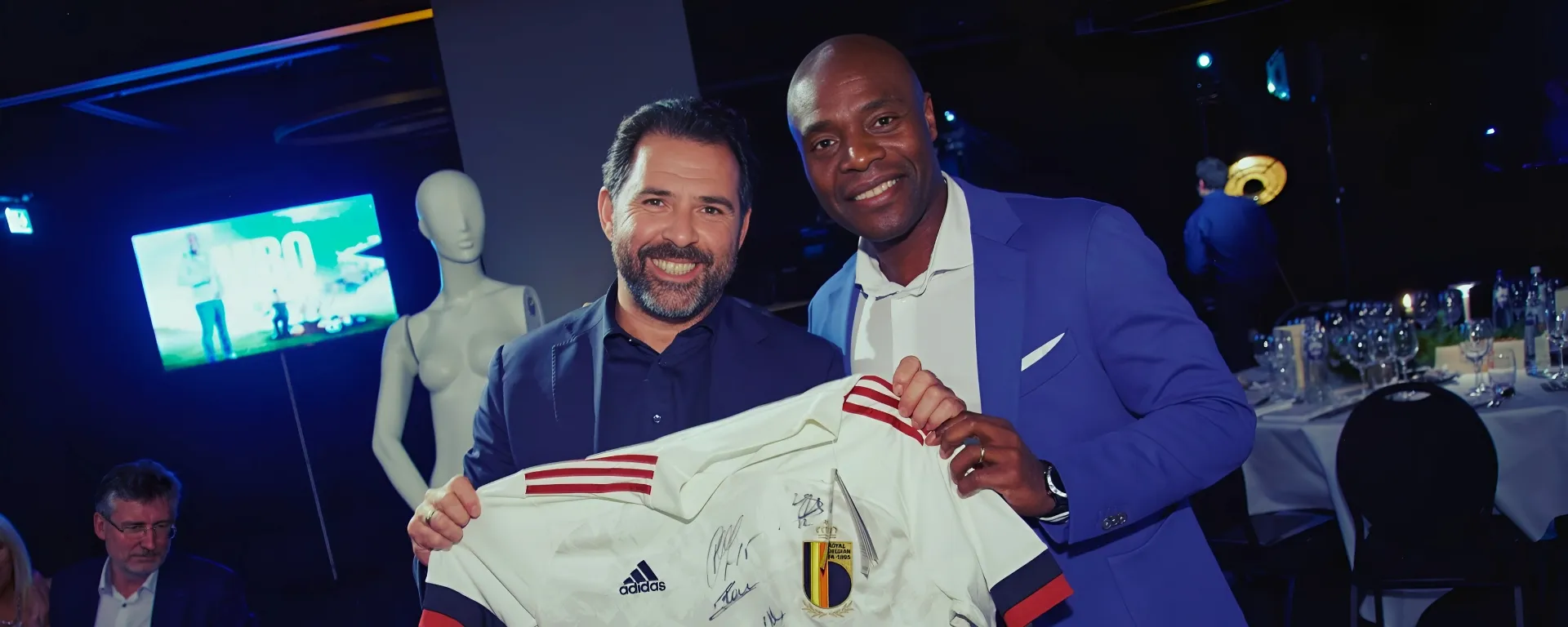 Mbo Mpenza présente un maillot au gala caritatif
